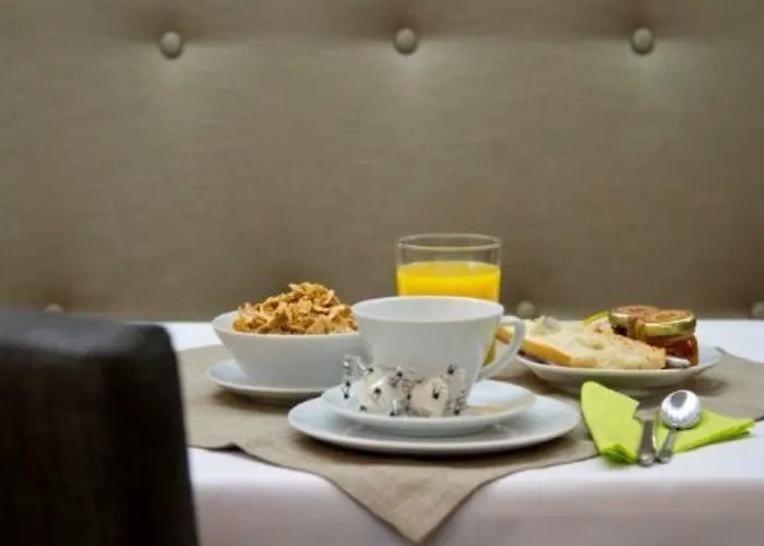 Hotel Plaza Etoile 3*